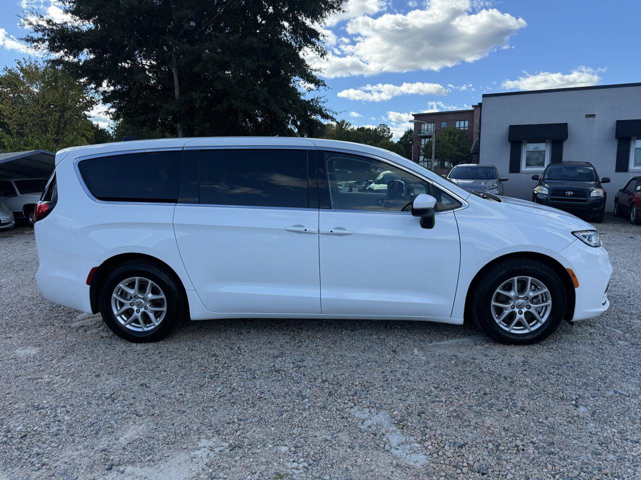 Used 2023 Chrysler Pacifica Touring-L FWD image 4