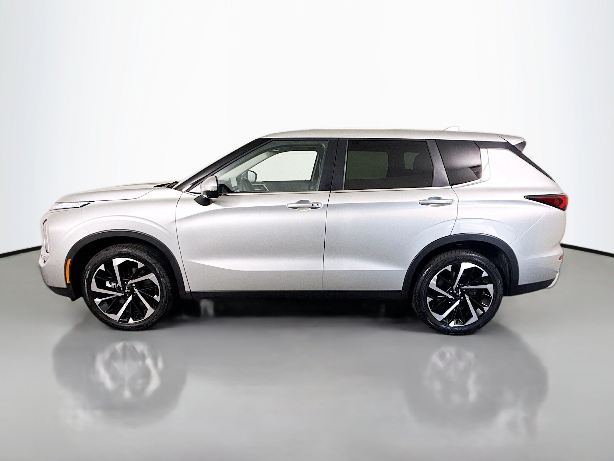 Used 2024 Mitsubishi Outlander SE FWD image 6