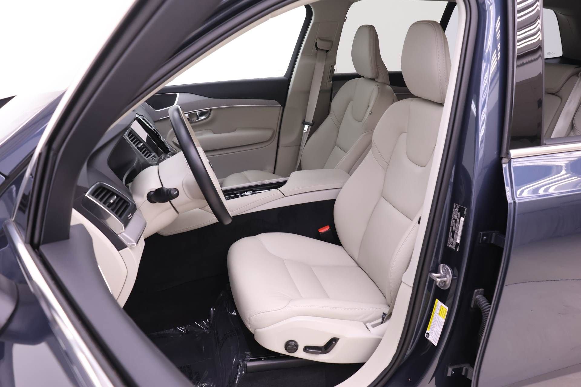 Certified 2025 Volvo XC90 B5 Core image 7