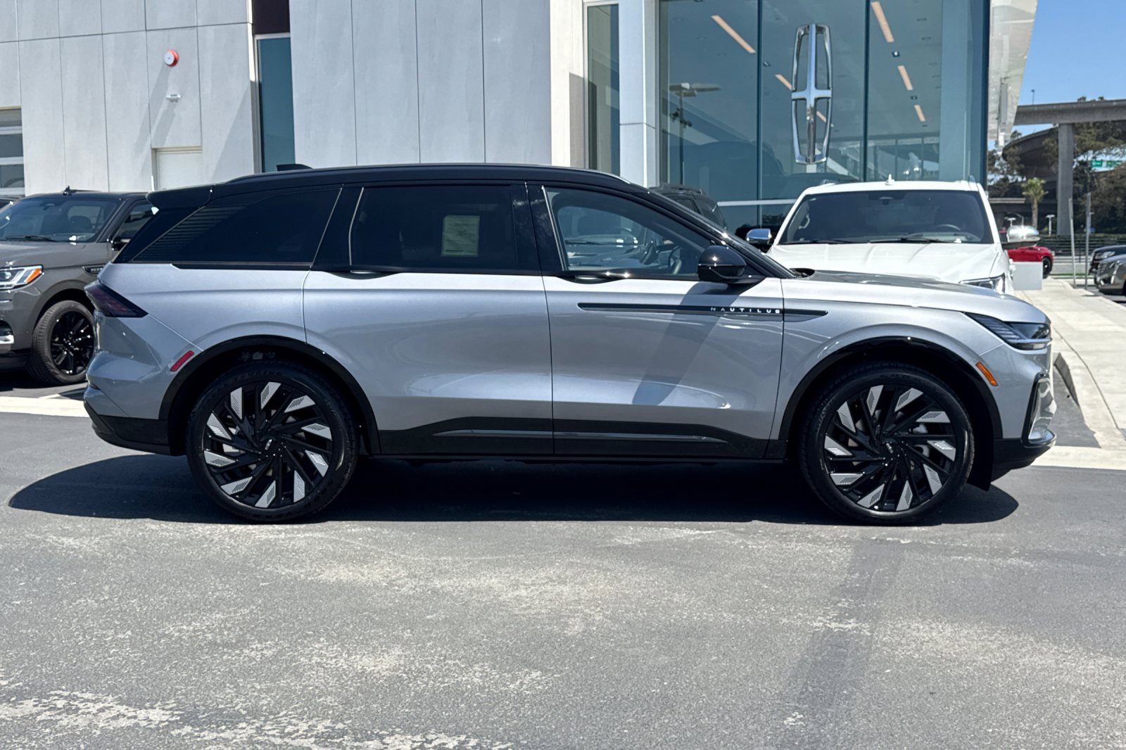 New 2025 Lincoln Nautilus Reserve w/ Jet Appearance Package image 2
