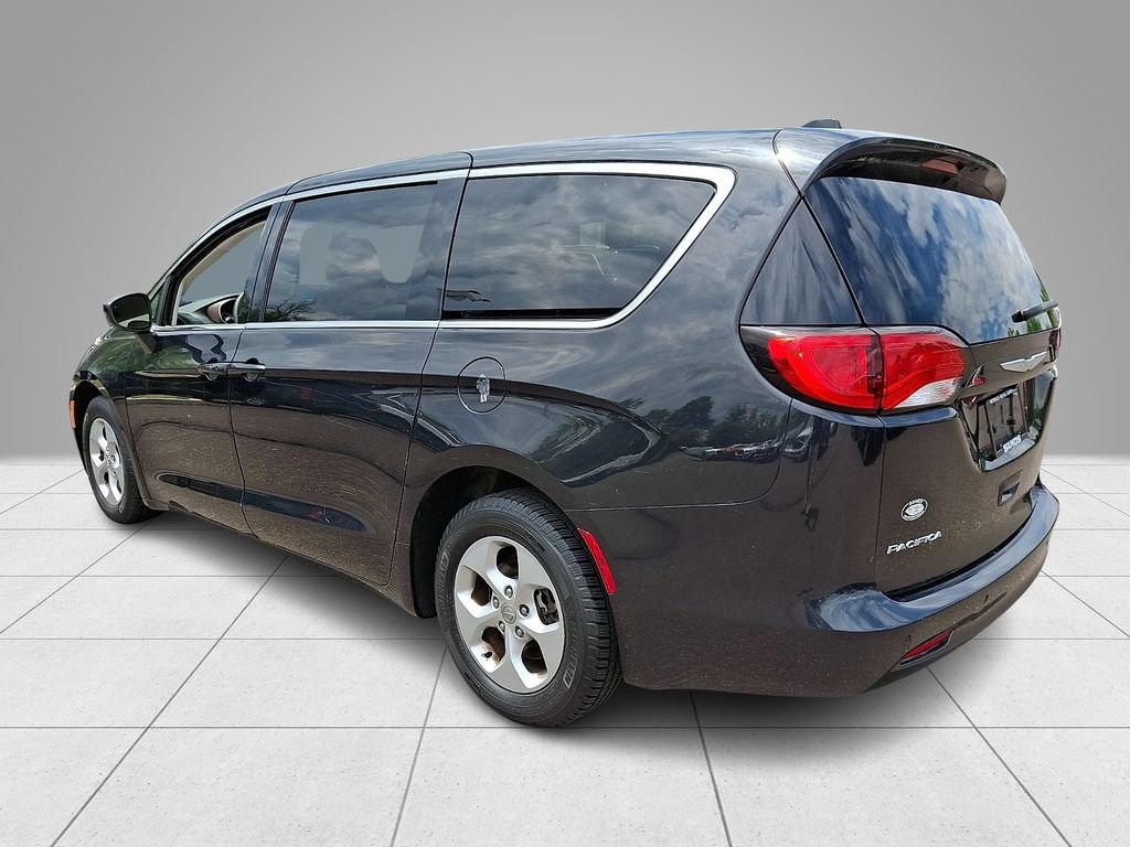 Used 2017 Chrysler Pacifica LX w/ Tire & Wheel Group FWD image 7