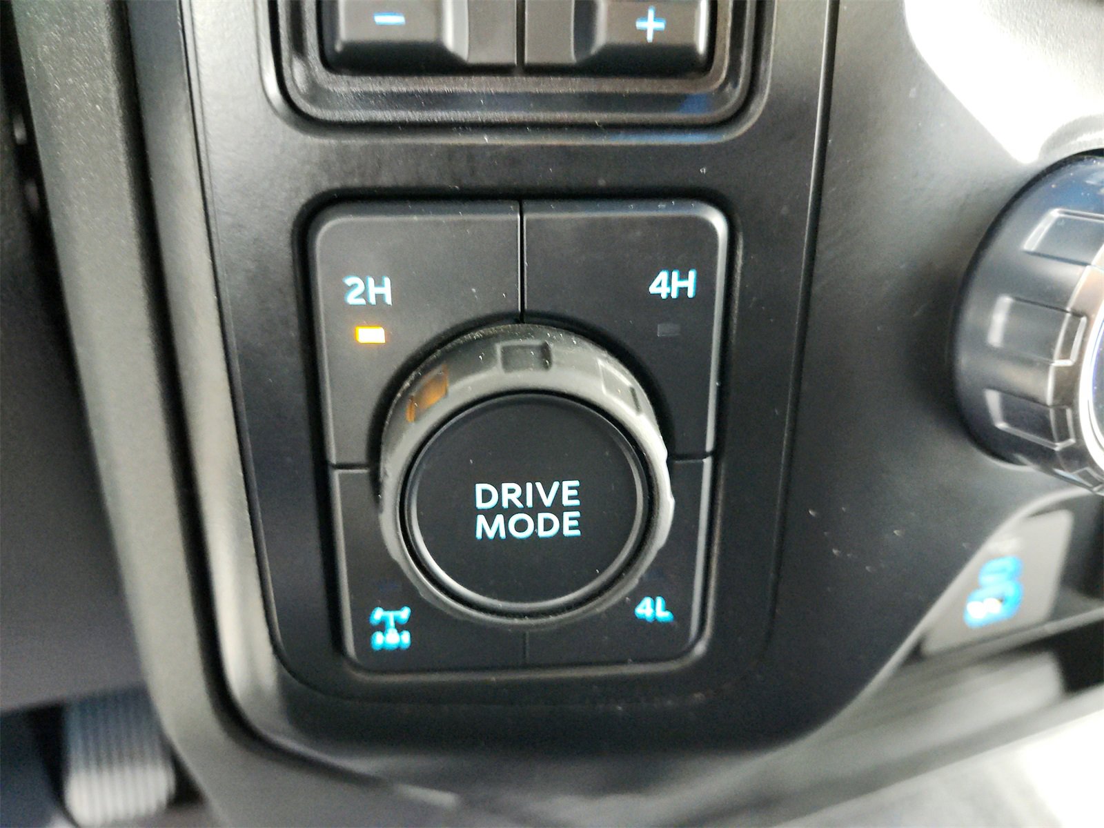 Used 2024 Ford F250 Lariat w/ Chrome Package image 28