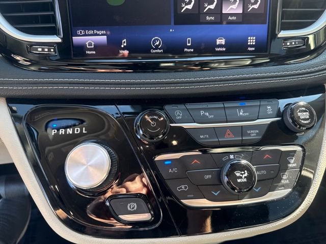 Used 2023 Chrysler Pacifica Touring-L image 15