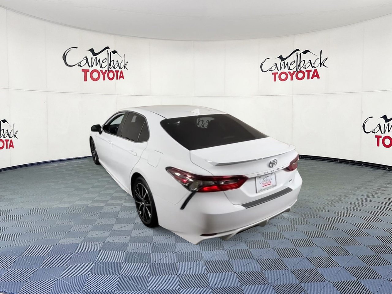 Used 2024 Toyota Camry SE w/ Convenience Package FWD image 8