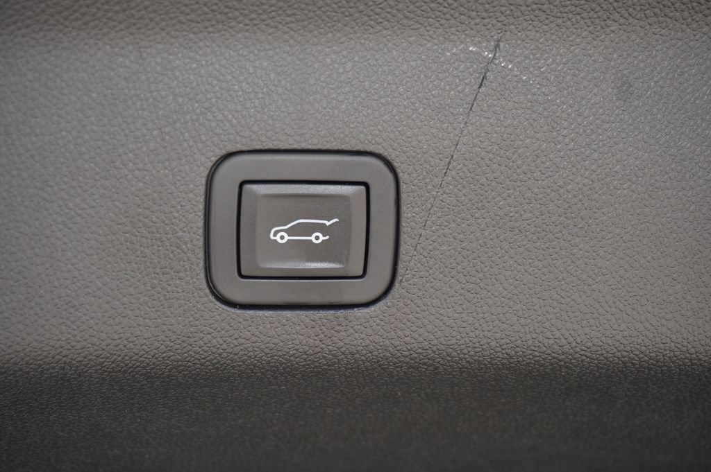 Used 2026 Chevrolet Suburban RST RWD image 10