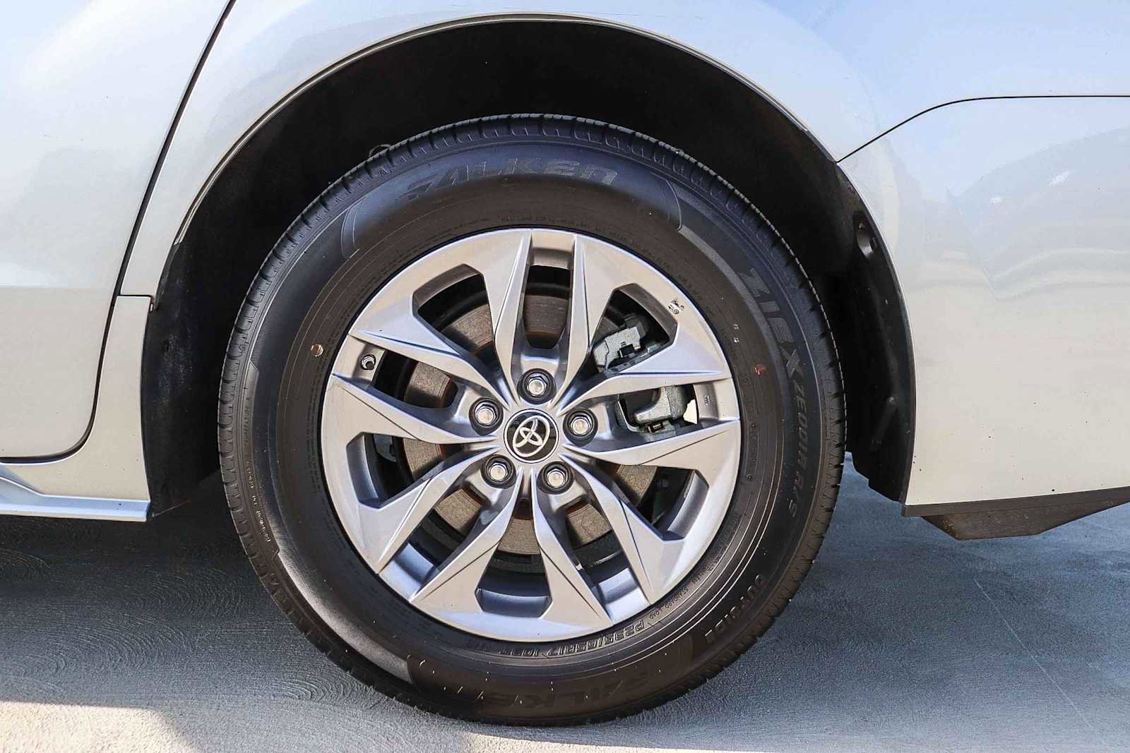 Used 2022 Toyota Sienna XLE image 13