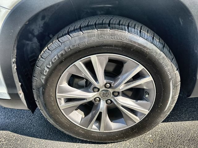 Used 2014 Toyota Highlander XLE image 18