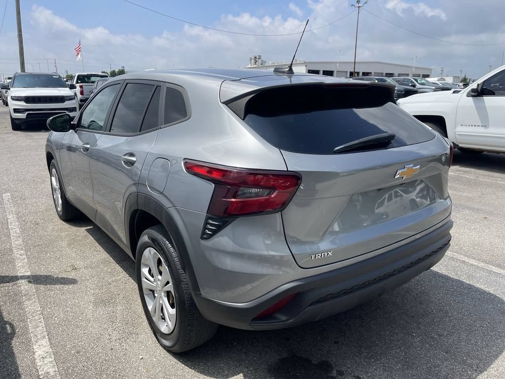 Used 2024 Chevrolet Trax LS w/ Driver Confidence Package FWD image 5