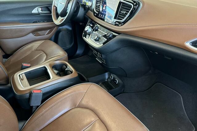 Used 2019 Chrysler Pacifica Limited w/ Advanced Safetytec Group FWD image 15