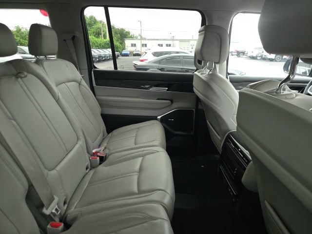 Used 2022 Jeep Wagoneer Series II AWD/4WD image 16