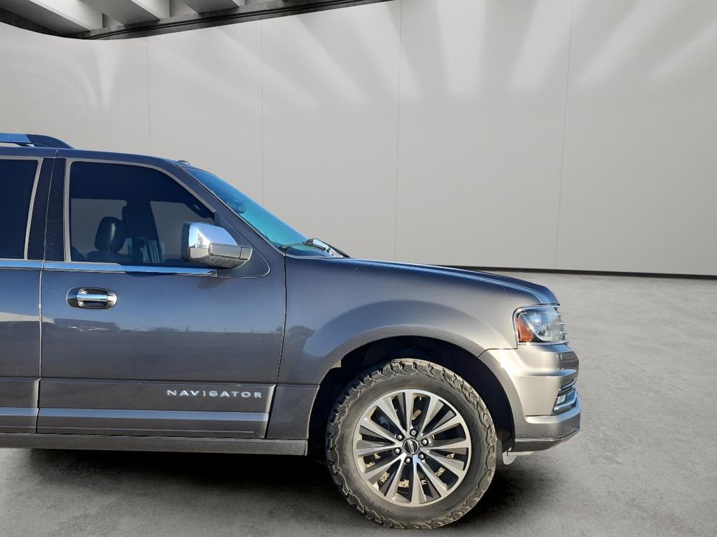 Used 2017 Lincoln Navigator Select image 4