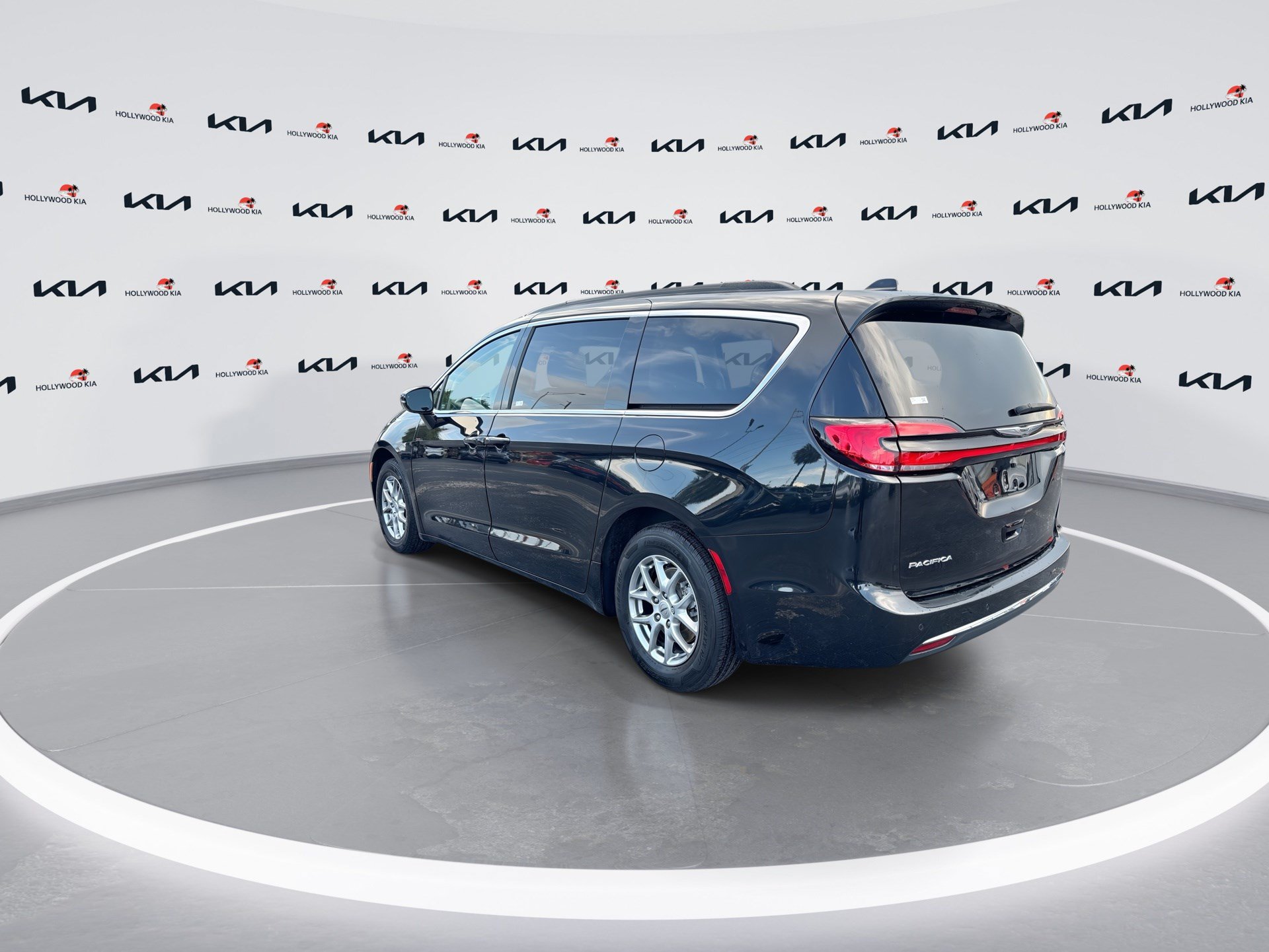 Used 2021 Chrysler Pacifica Touring FWD image 6