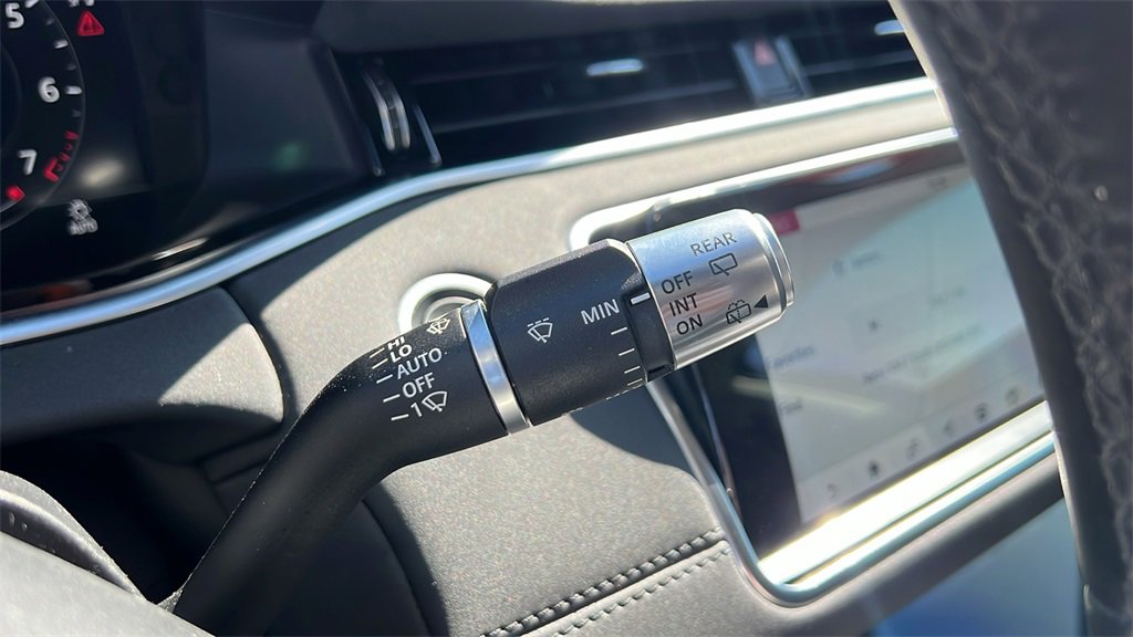 Used 2020 Land Rover Range Rover Evoque SE image 19
