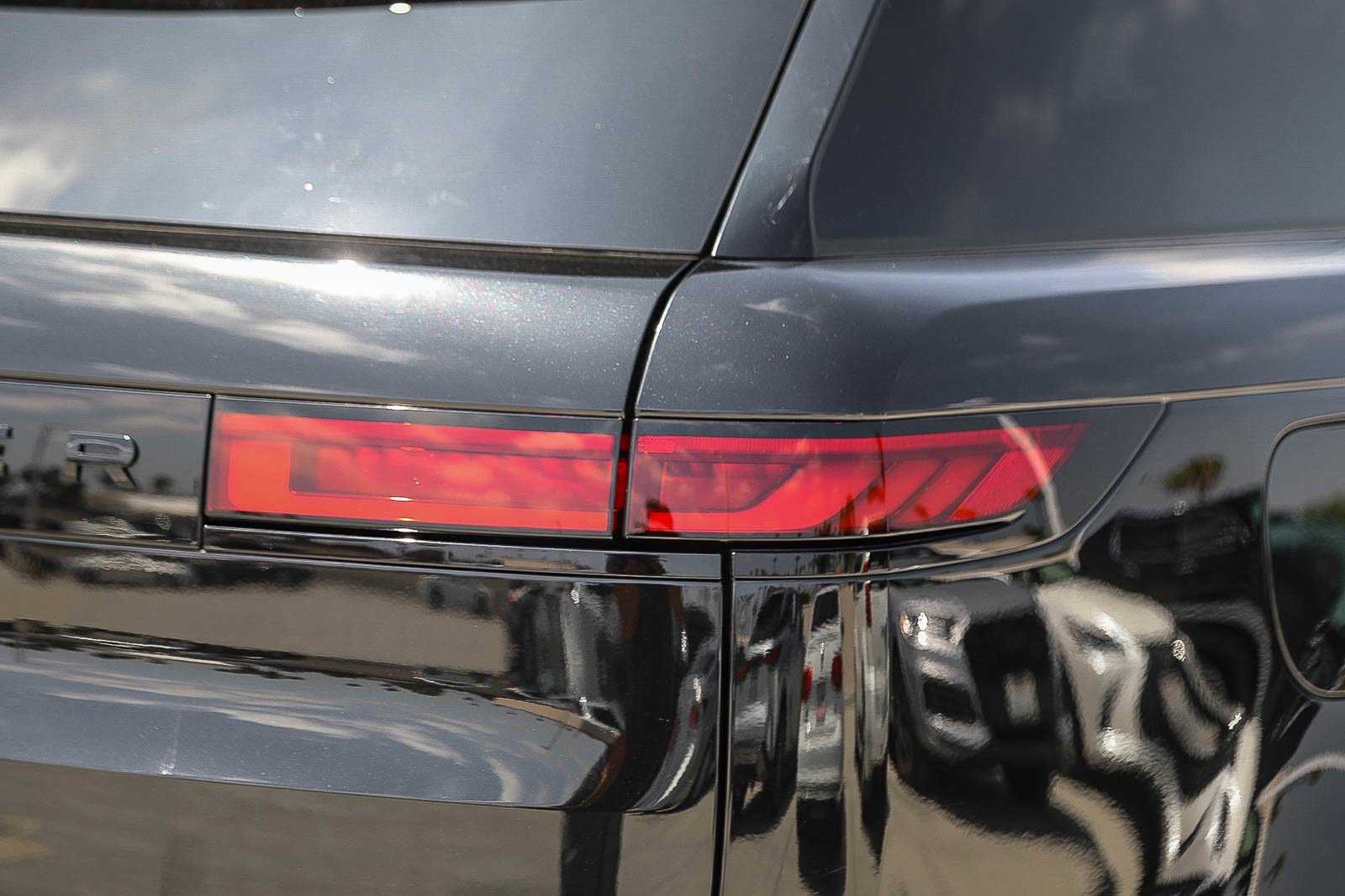 Used 2025 Land Rover Range Rover Sport SE AWD/4WD image 9