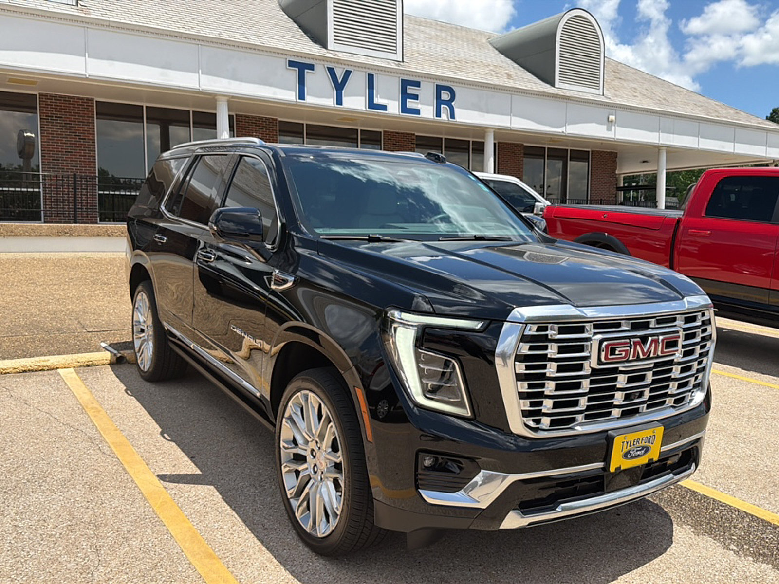 Used 2026 GMC Yukon Denali w/ Sun & Power Step Package AWD/4WD image 2