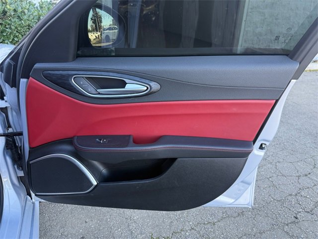 Used 2020 Alfa Romeo Giulia w/ Nero Edizione image 24