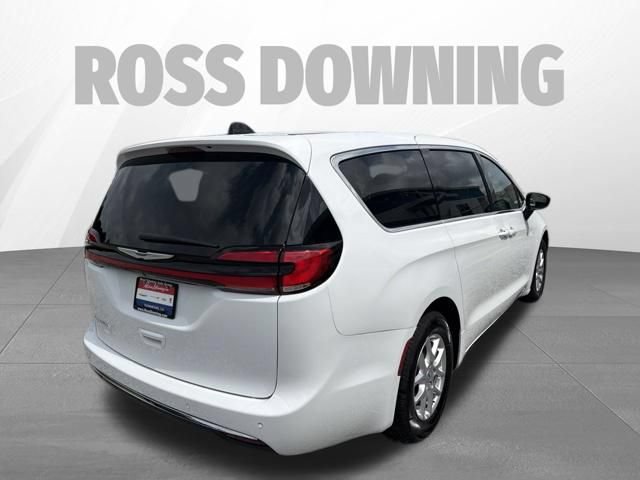 Used 2025 Chrysler Pacifica Select FWD image 4