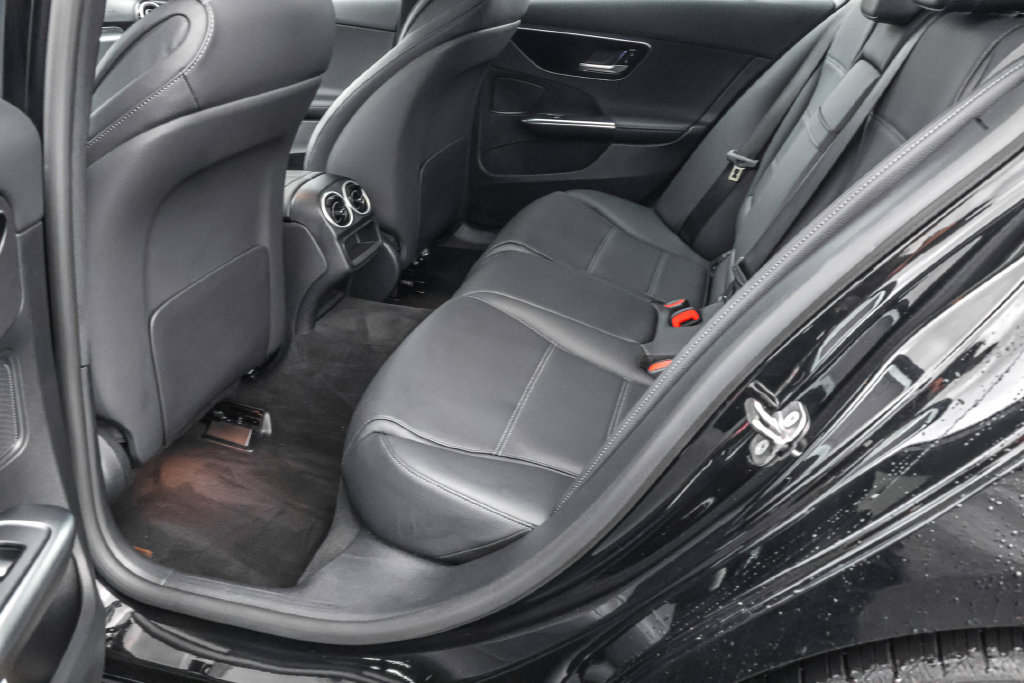 Used 2025 Mercedes-Benz C 300 4MATIC Sedan image 28