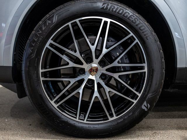 Certified 2025 Porsche Cayenne AWD/4WD image 19