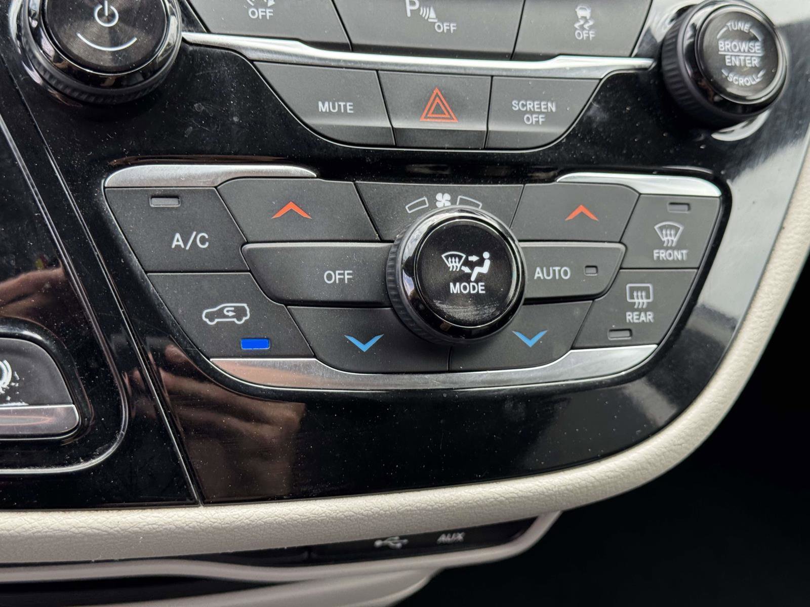 Used 2019 Chrysler Pacifica Touring-L FWD image 27