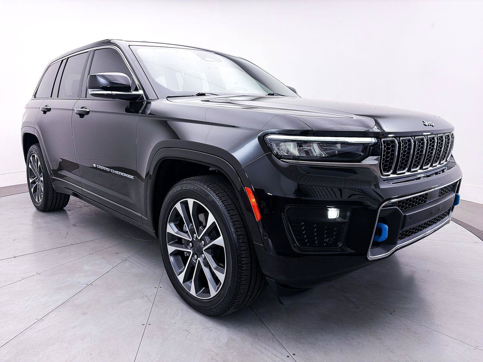 Used 2023 Jeep Grand Cherokee Overland w/ Luxury Tech Group IV AWD/4WD image 12