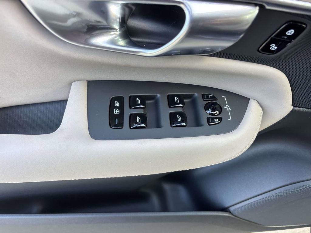 New 2026 Volvo XC90 B5 Core w/ Protection Package Premier image 14