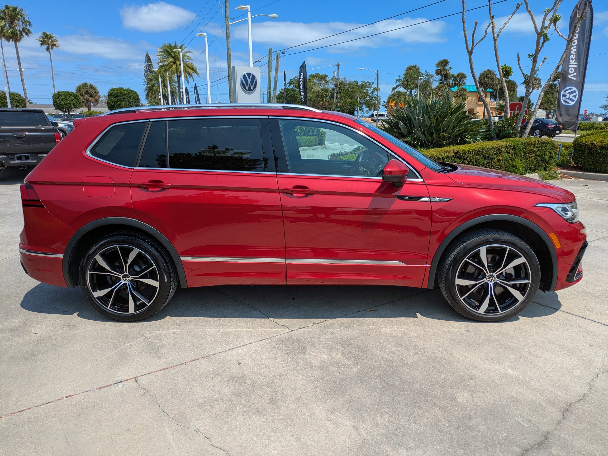 Certified 2024 Volkswagen Tiguan SEL R-Line AWD/4WD image 3