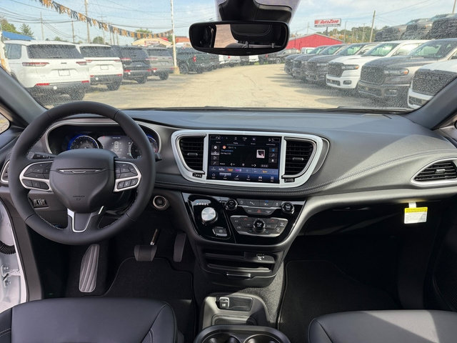 New 2027 Chrysler Pacifica Select FWD image 15