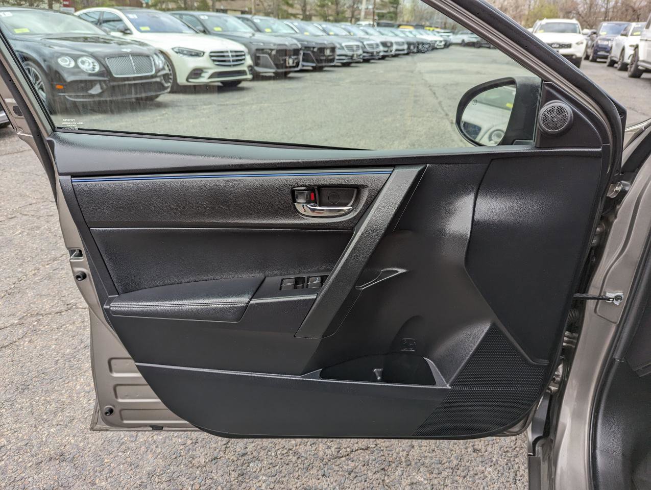 Used 2017 Toyota Corolla SE w/ SE Premium Package FWD image 11