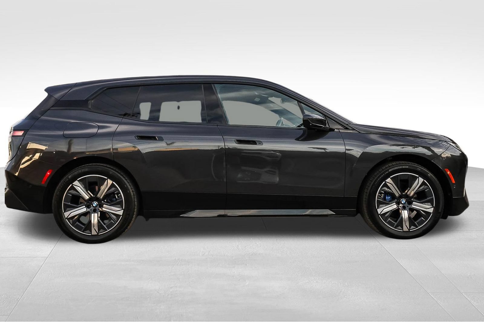 Used 2024 BMW iX xDrive50 w/ Sport Package AWD/4WD image 4