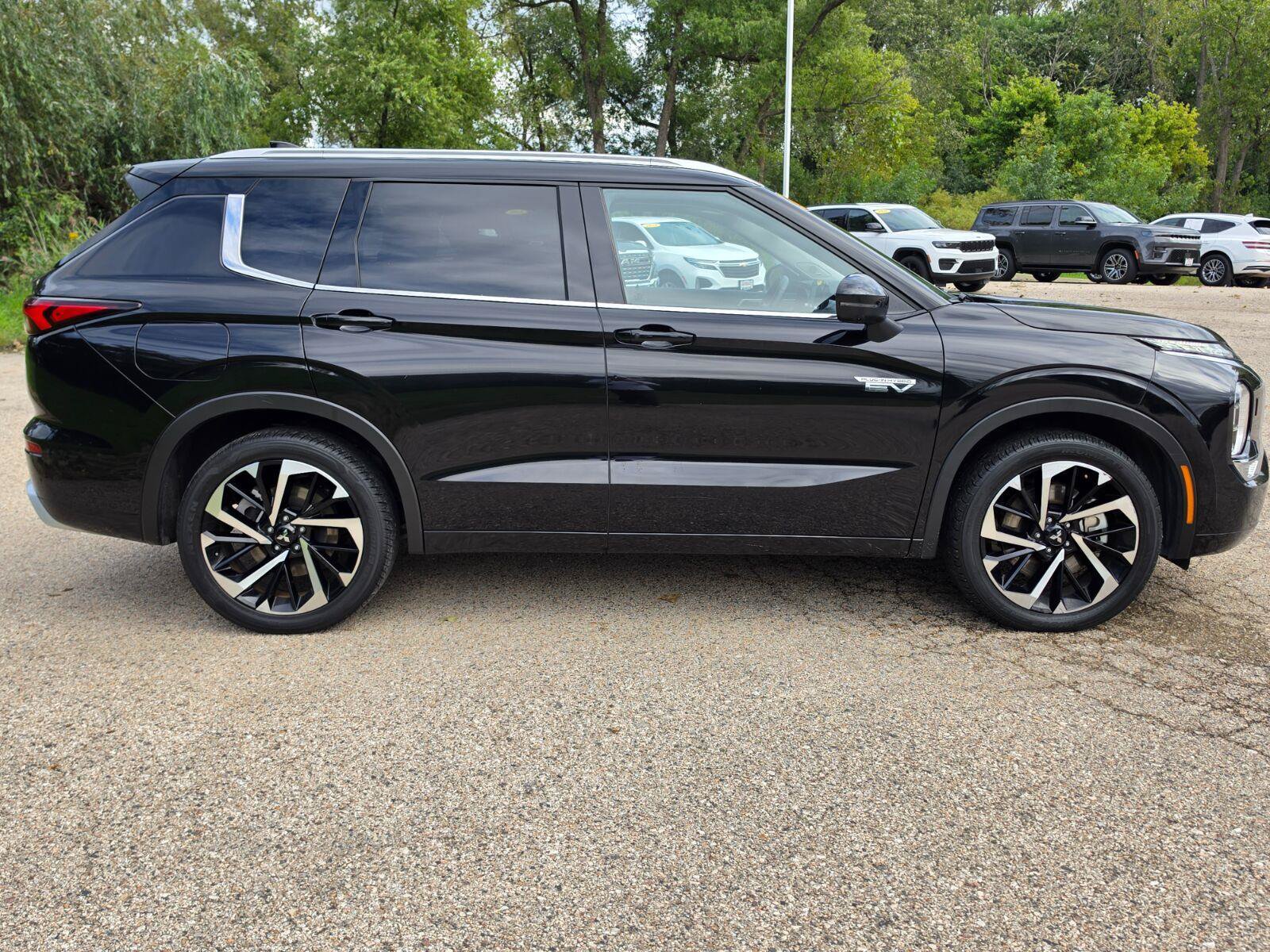 Used 2024 Mitsubishi Outlander 4WD Plug-In Hybrid image 2