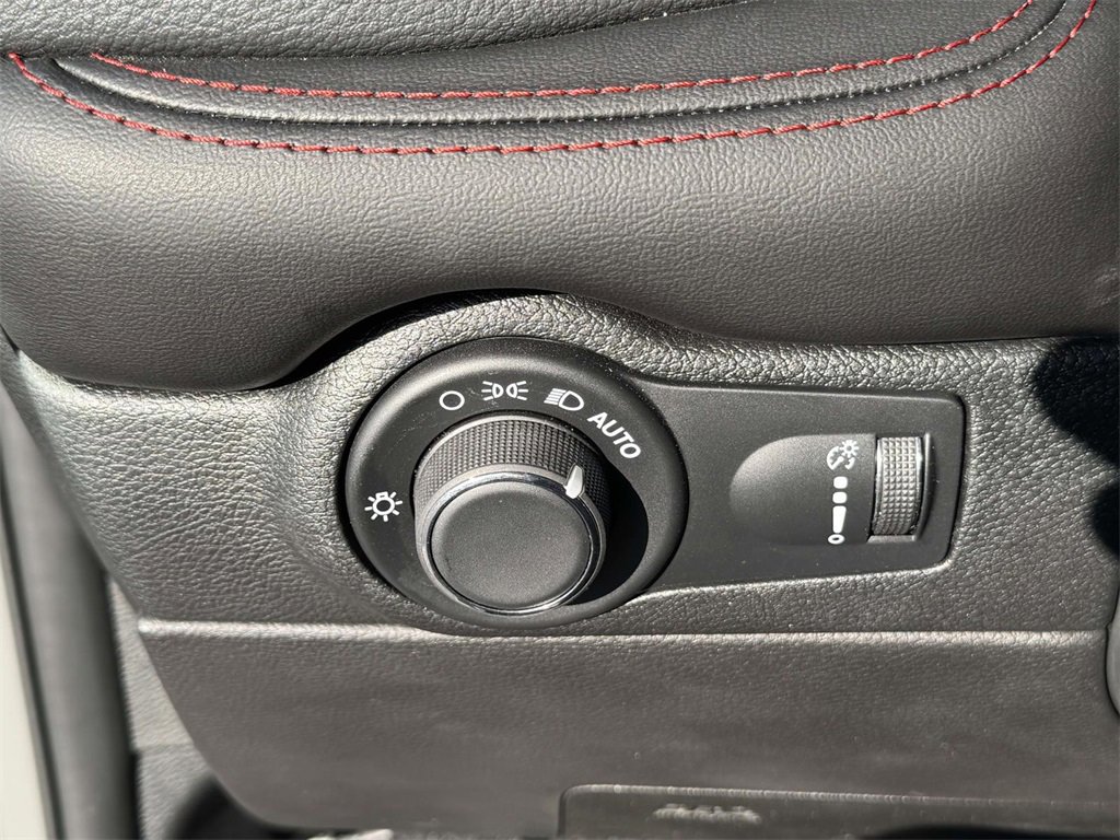 Used 2025 Dodge Durango GT image 28