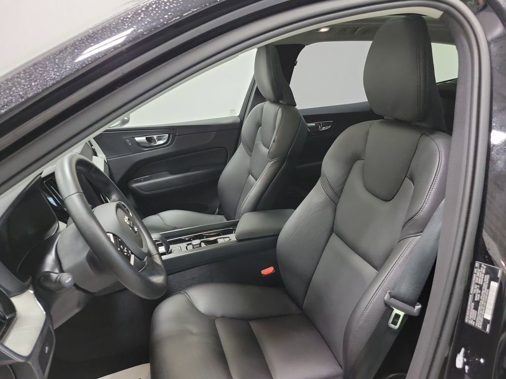 Used 2025 Volvo XC60 B5 Plus image 27