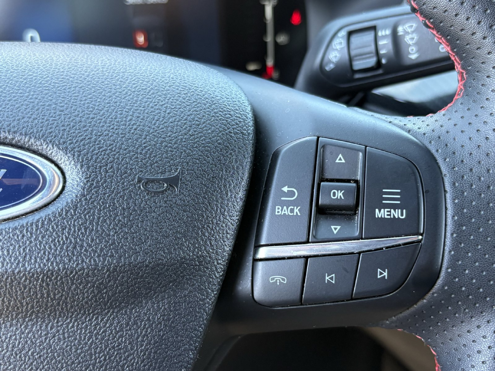 Certified 2025 Ford Escape ST-Line Select AWD/4WD image 38