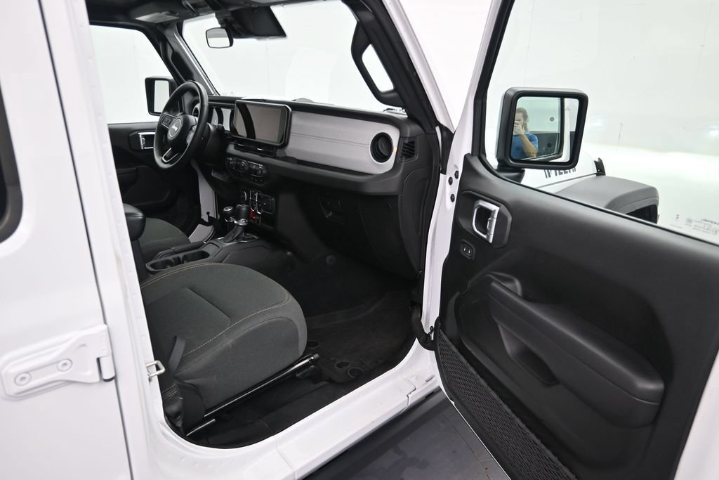 Used 2024 Jeep Wrangler Unlimited AWD/4WD image 15