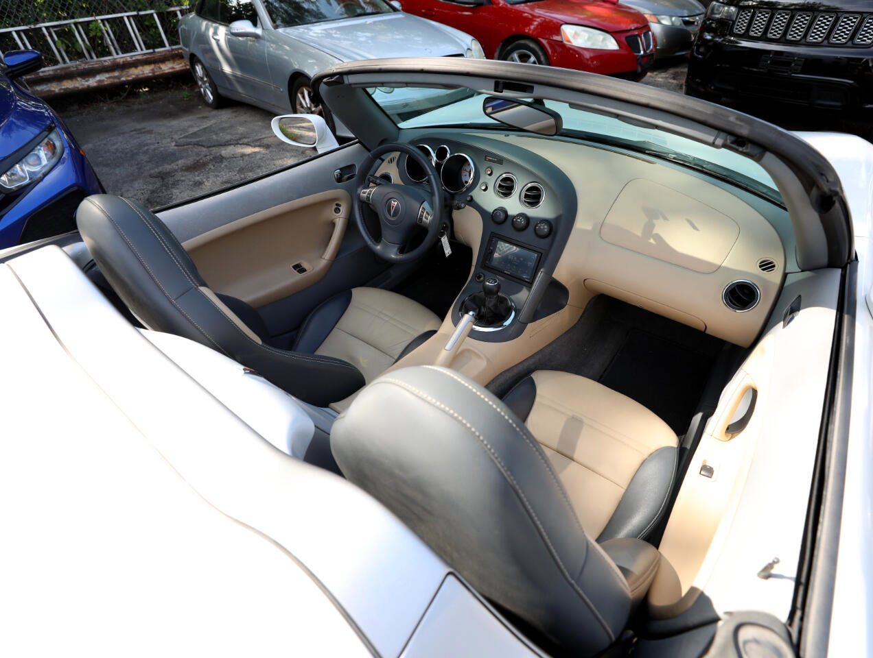 Used 2006 Pontiac Solstice Convertible w/ Premium Package image 10
