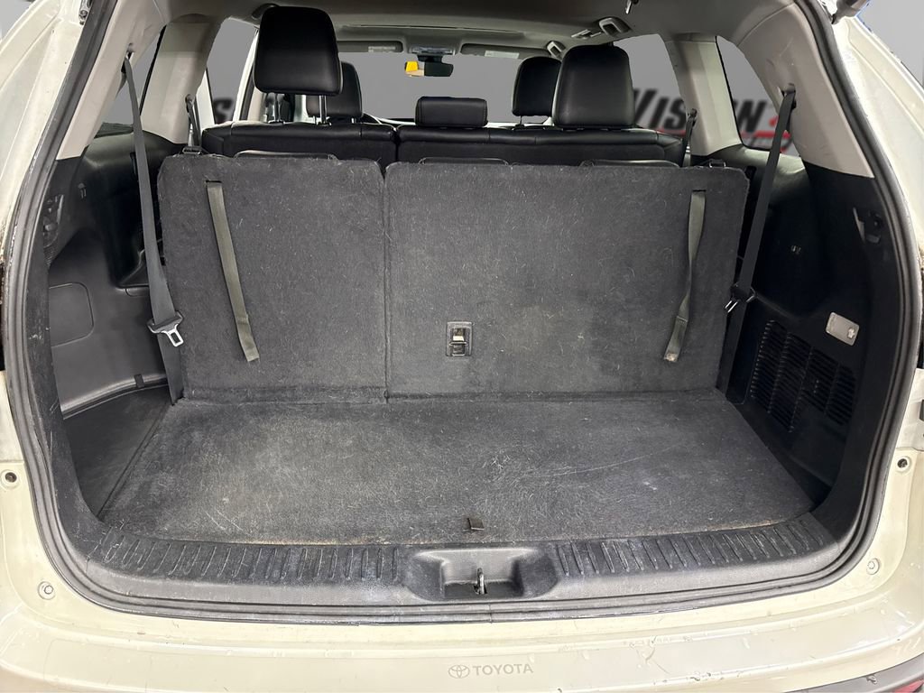 Used 2017 Toyota Highlander XLE w/ Carpet Mat Package image 11