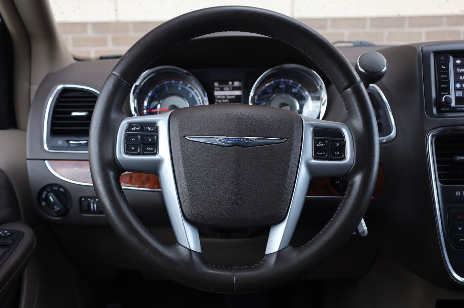 Used 2014 Chrysler Town & Country Touring FWD image 31