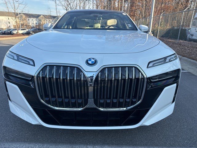 Used 2025 BMW 750e xDrive image 2