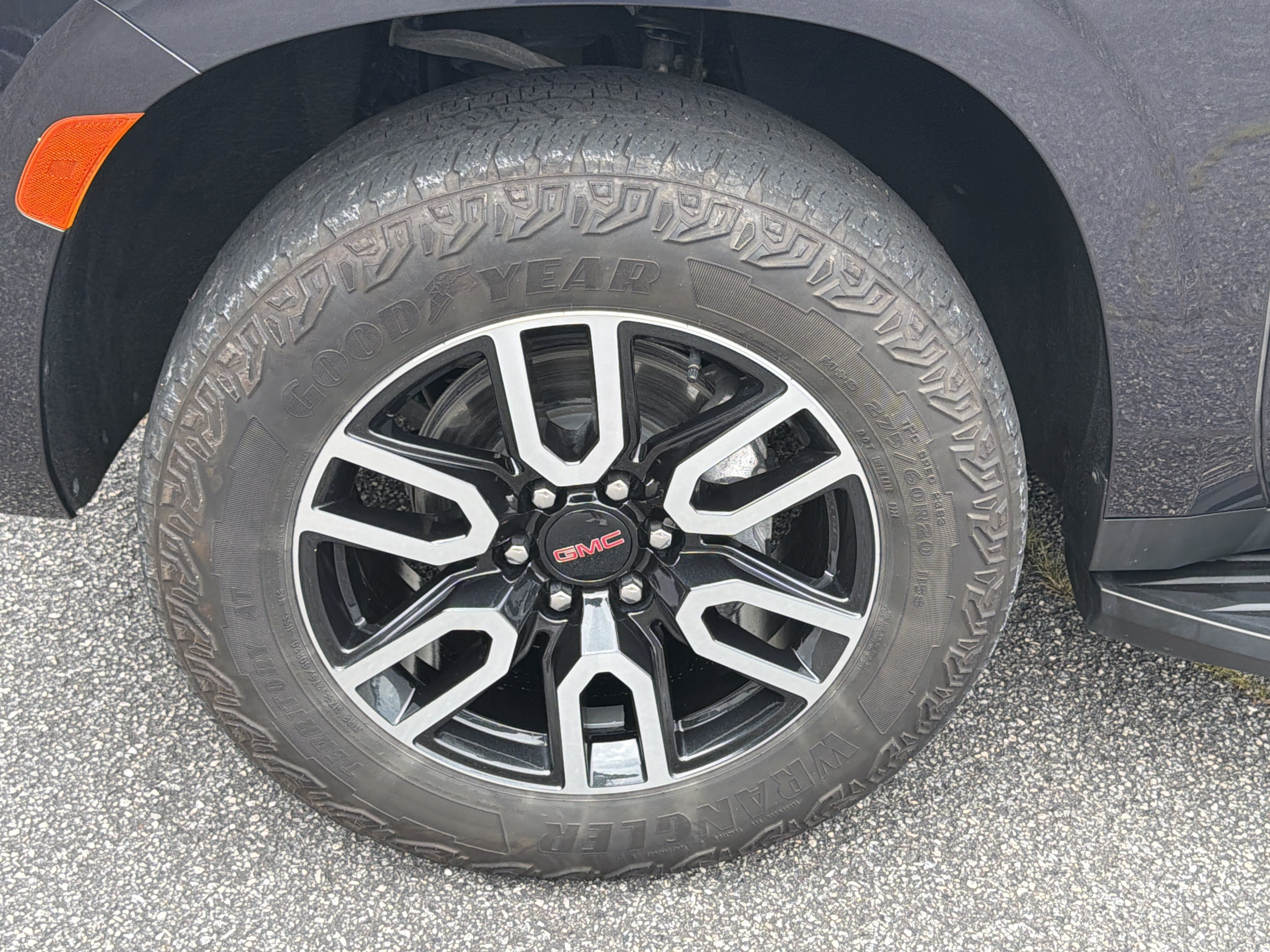 Used 2024 GMC Yukon AT4 AWD/4WD image 11