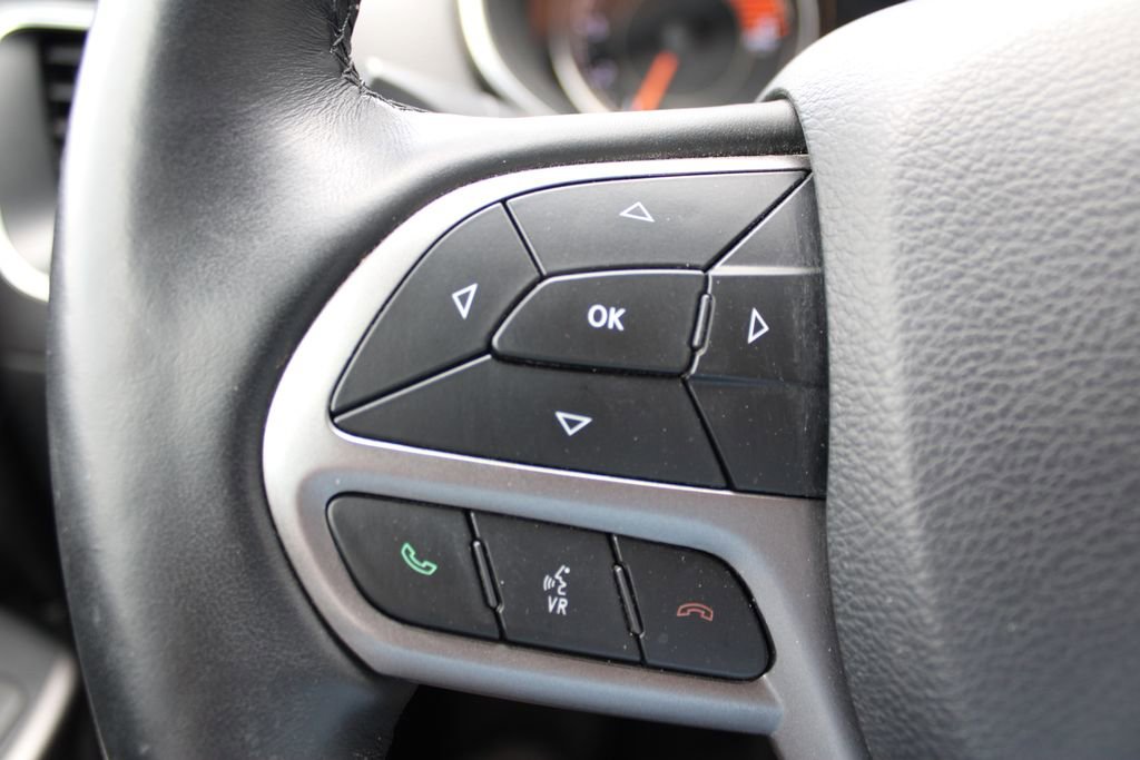 Used 2019 Jeep Cherokee Latitude Plus w/ Comfort/Convenience Group AWD/4WD image 19