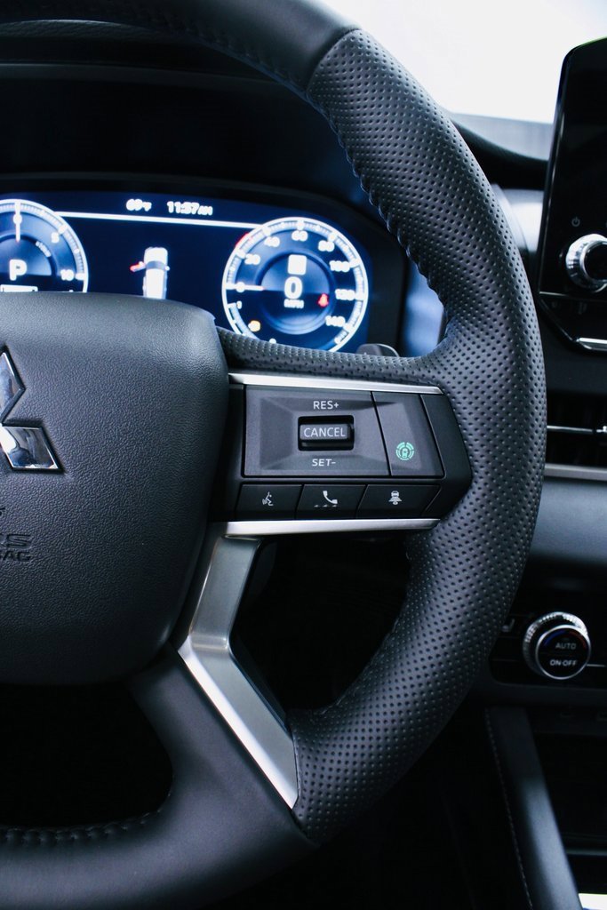 New 2025 Mitsubishi Outlander SE image 16