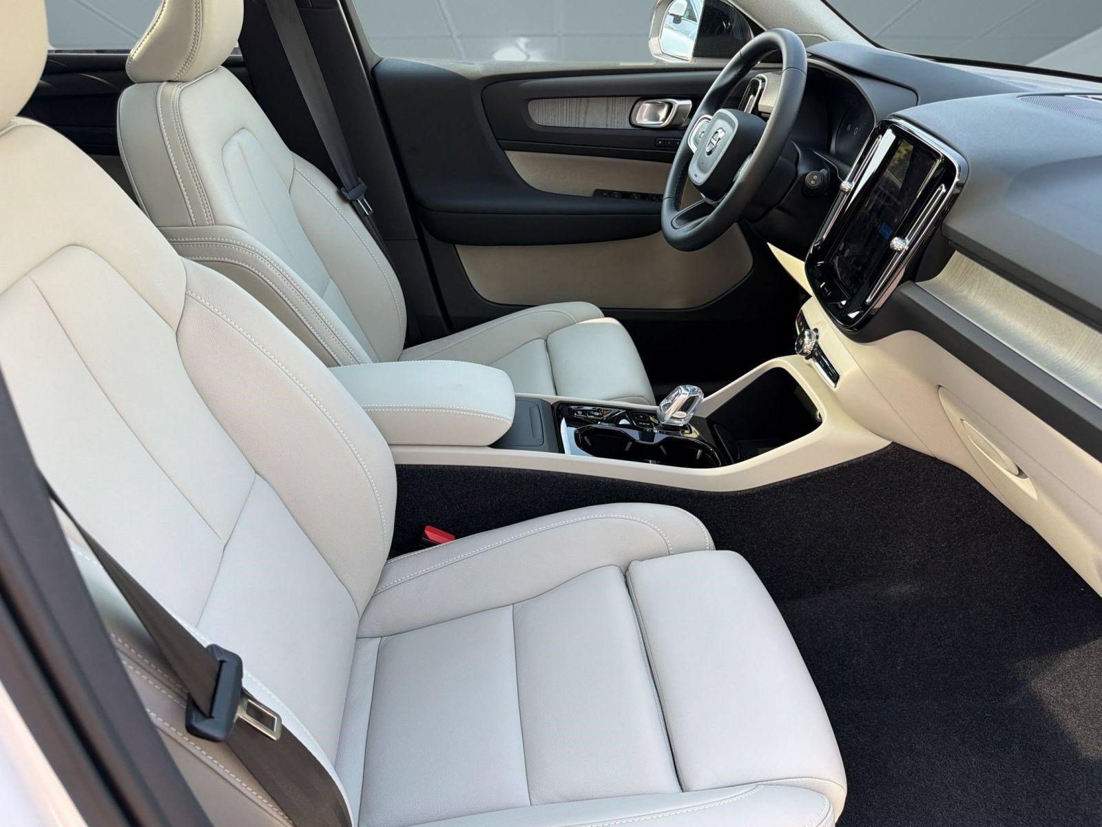 New 2026 Volvo XC40 B5 Plus w/ Protection Package Premier AWD/4WD image 23