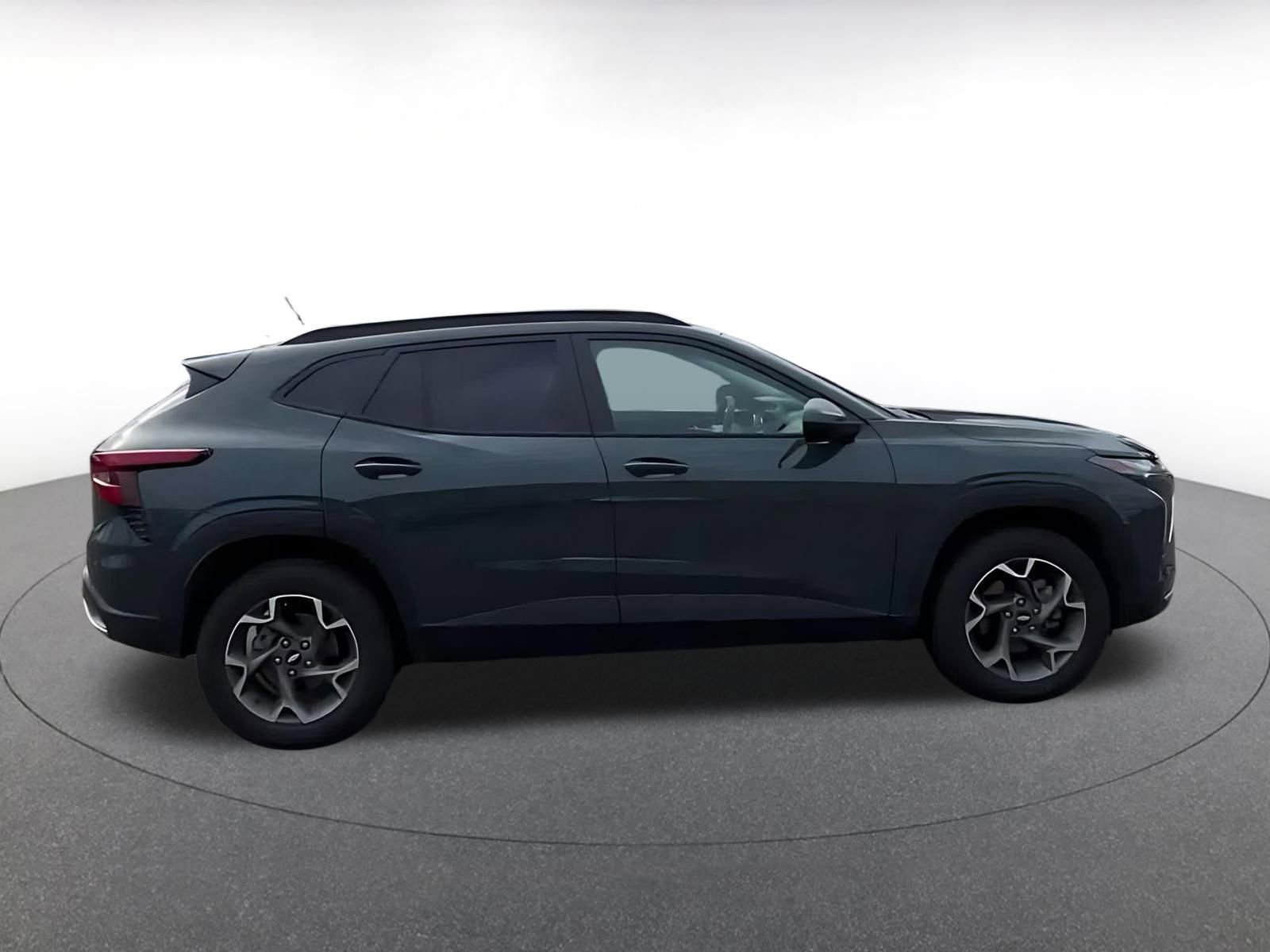 Used 2025 Chevrolet Trax LT FWD image 16