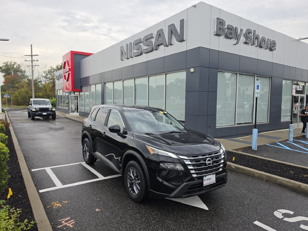 Certified 2026 Nissan Rogue SV AWD/4WD image 2