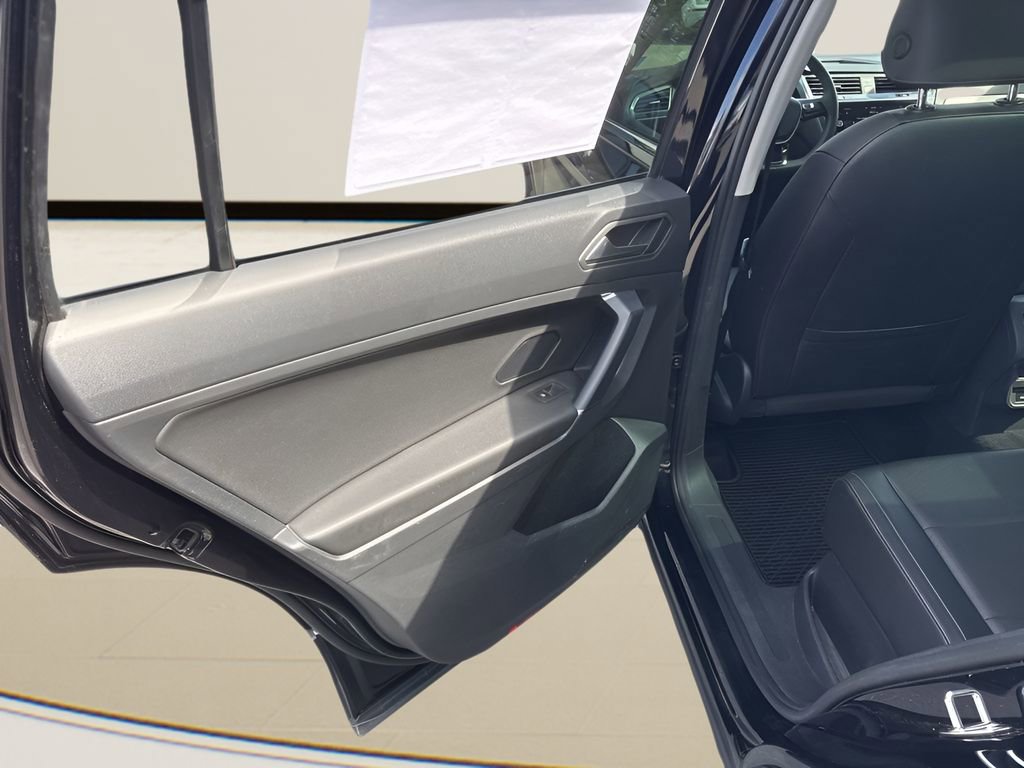 Used 2020 Volkswagen Tiguan SE w/ Panoramic Sunroof Package image 21