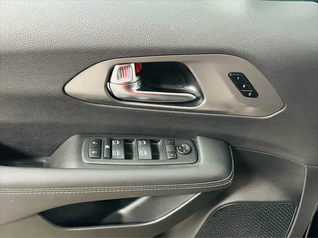 Used 2025 Chrysler Pacifica Select image 20