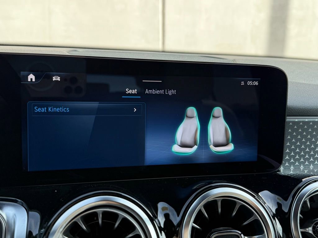 Used 2025 Mercedes-Benz GLB 250 image 23