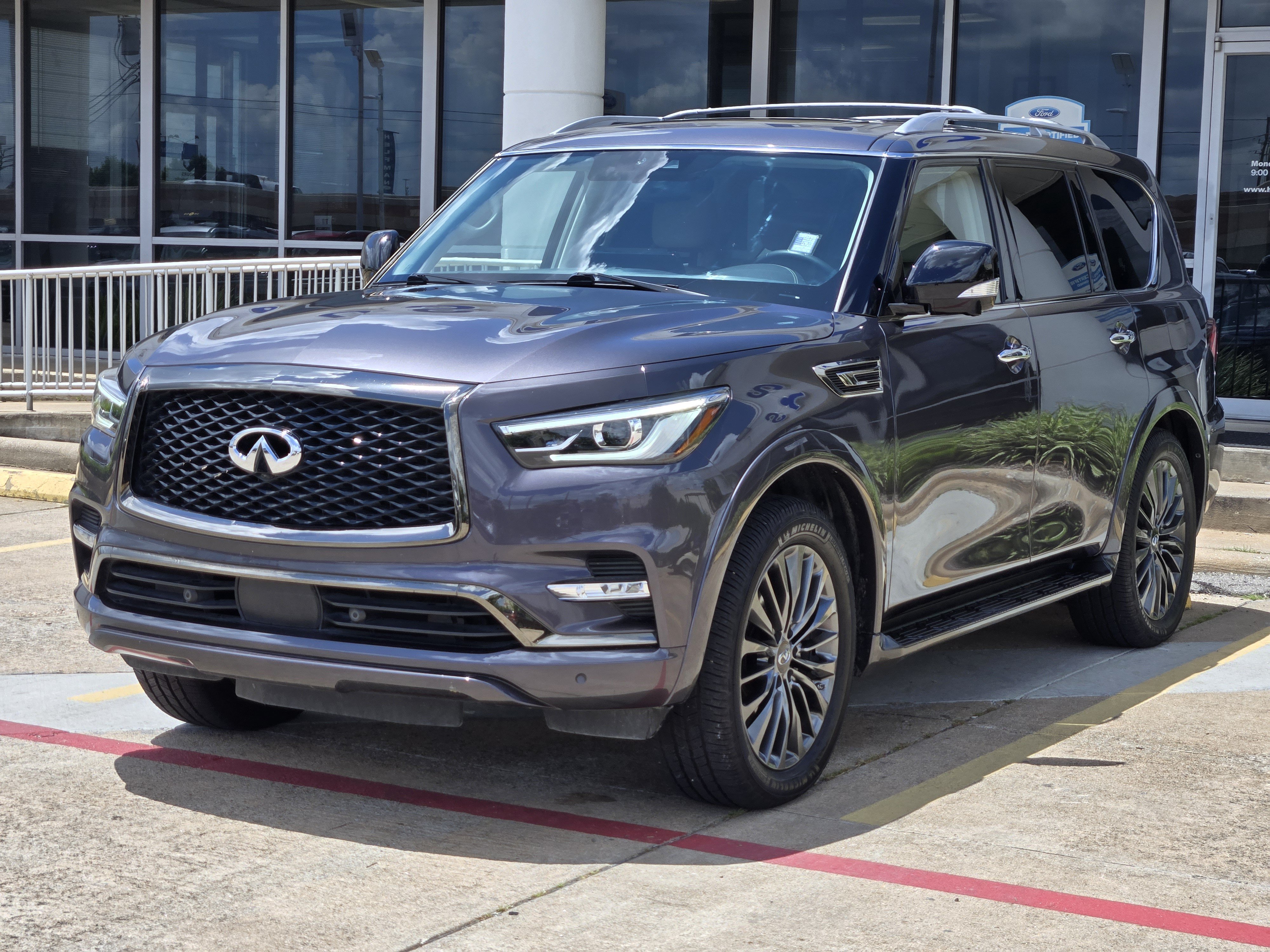 Used 2023 INFINITI QX80 Premium Select w/ Cargo Package AWD/4WD image 2