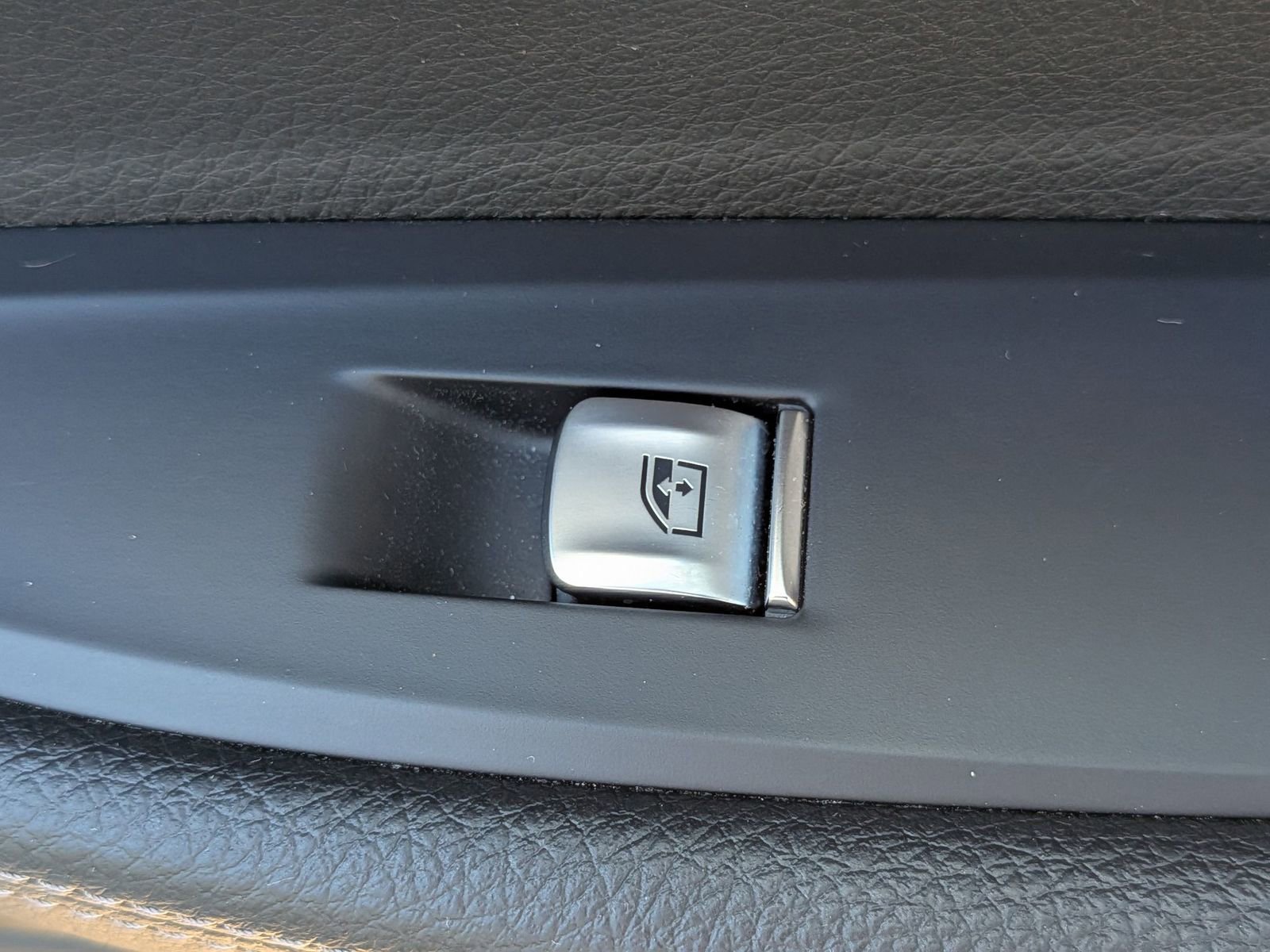 Used 2022 BMW 740i xDrive w/ M Sport Package image 38